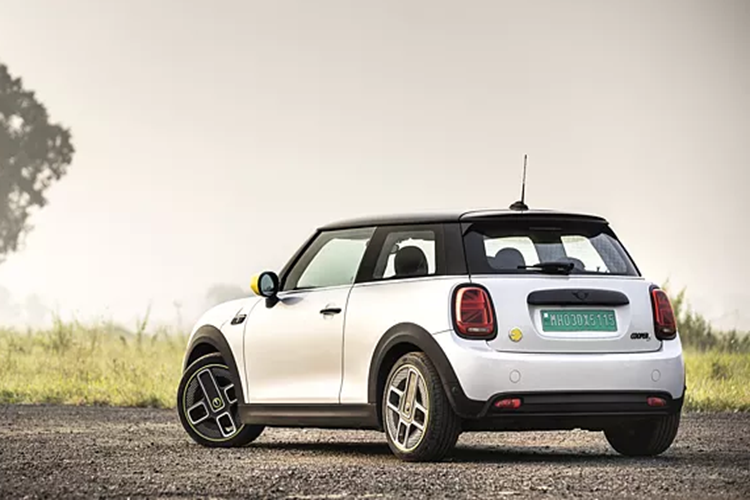 Tại thị trường Malaysia, mức giá xe Mini Cooper SE được bán ra từ 41.500 USD (khoảng 1,052 tỷ đồng). Sau khi ra mắt tại Malaysia, có thể mẫu xe này sẽ tiếp tục được giới thiệu tại các thị trường khác như Thái Lan.