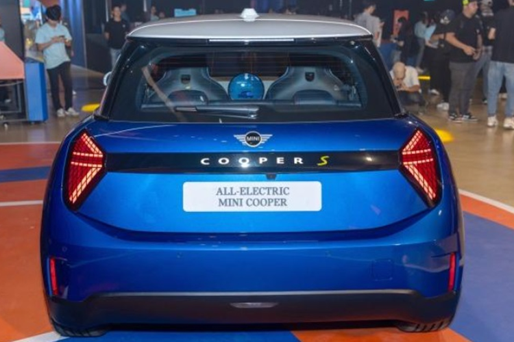 Về thiết kế, Mini Cooper SE 2024 chạy điện nổi bật với màu sơn xanh cá tính. Xe vẫn được giữ nguyên ngôn ngữ thiết kế đặc trưng, cổ điển của thương hiệu Mini với kiểu dáng ba cửa và bốn chỗ ngồi nhỏ gọn, mang lại cảm giác quen thuộc nhưng vẫn tươi mới cho người dùng.