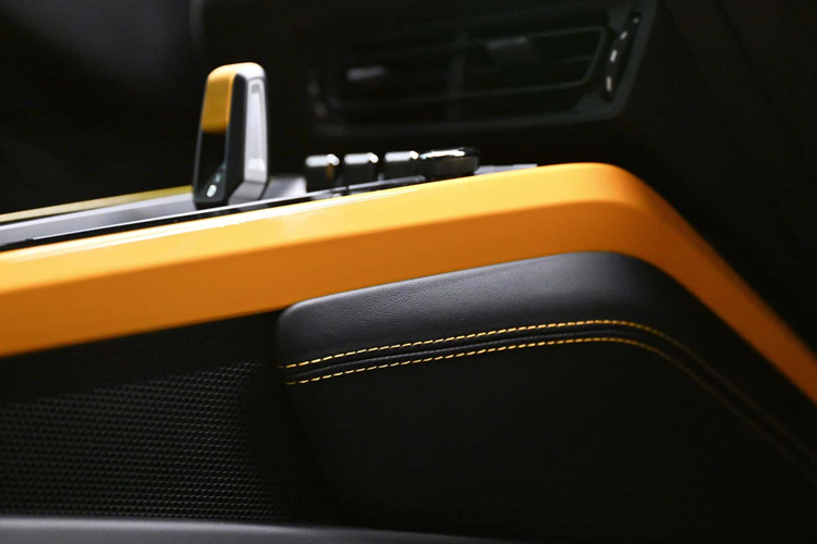 Mẫu xe được trang bị hộp số PDK tám cấp và hệ dẫn động bốn bánh toàn thời gian tiêu chuẩn. Chỉ mất 3,4 giây để chiếc xe thể thao này đạt tốc độ 96 km/h. Lớp sơn được làm hoàn toàn thủ công và Porsche đã hợp tác, họp rất nhiều với khách hàng để tạo ra diện mạo cá nhân hóa độc đáo này.