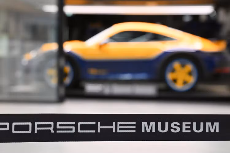 Phần thân trên của xe được sơn màu vàng Signal Yellow ấn tượng trong khi điểm nhấn Xanh lam Lampedusa giống như sóng biển tách biệt với màu Xanh Gentian Blue Metallic sẫm hơn.