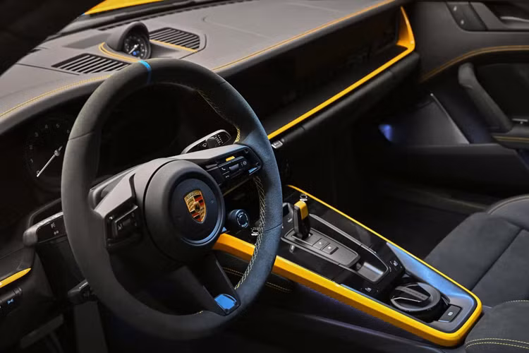 Bánh xe được sơn màu Vàng Signal Yellow và có điểm nhấn Xanh Lampedusa xung quanh mép vành. Ngoài ra, phần đèn pha LED cũng có viền trang trí Lampedusa tinh tế.