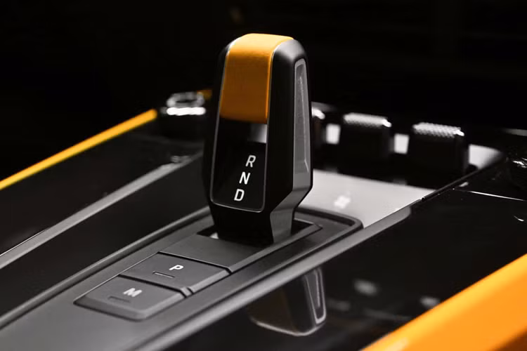 Khoang nội thất của xe cũng được sơn màu vàng Signal Yellow và đường khâu viền bảng điều khiển trung tâm, bảng táp lô và tấm ốp cửa. Logo 911 Dakar được khâu vào tựa đầu phía trước của ghế ngồi Sports Seats Plus cùng màu và phần cần số của xe cũng có điểm nhấn màu Vàng Signal Yellow tinh tế.