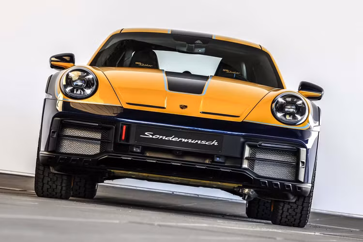 Thương hiệu chỉ sản xuất tổng cộng 2.500 chiếc và mỗi chiếc đều mang trên mình những dấu ấn đặc trưng của chủ sở hữu. Chiếc Porsche 911 Dakar độc nhất vô nhị này được một nhà sưu tập người Ý đặt hàng và được bộ phận tùy chỉnh Sonderwunsch của Porsche tạo ra.