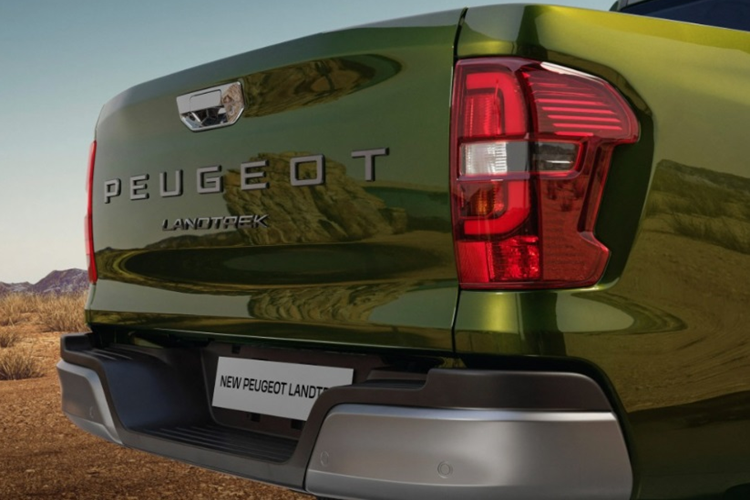 Ở lần nâng cấp giữa vòng đời này, Peugeot Landtrek còn được bổ sung động cơ turbodiesel 2.2L 4 xi-lanh mới cho công suất 197 mã lực và mô-men xoắn cực đại 450 Nm.