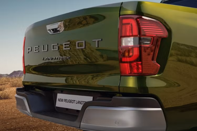 Ở lần nâng cấp giữa vòng đời này, Peugeot Landtrek còn được bổ sung động cơ turbodiesel 2.2L 4 xi-lanh mới cho công suất 197 mã lực và mô-men xoắn cực đại 450 Nm.