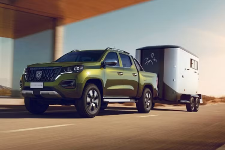 Phía đuôi xe có cụm đèn hậu cỡ lớn, đi cùng cản sau nhô ra mang đến diện mạo hầm hố, cơ bắp hơn cho mẫu bán tải Landtrek. Về nội thất, khoang cabin của xe bán tải Peugeot Landtrek 2025 nổi bật với cụm đồng hồ kỹ thuật số 7 inch mới và hệ thống thông tin giải trí được cập nhật.