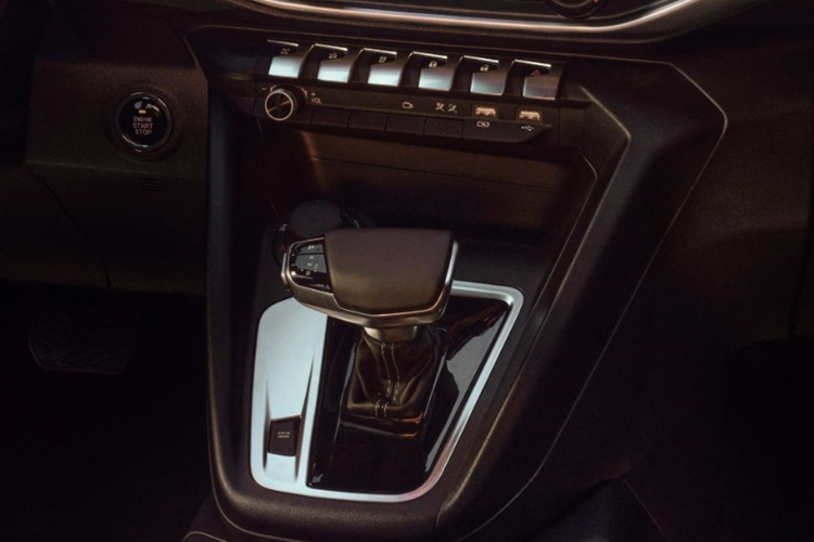 Động cơ kết hợp với hộp số sàn 6 cấp hoặc hộp số tự động, có sẵn với hệ dẫn động RWD hoặc 4WD. Tiếp đến là động cơ xăng tăng áp 2.4L 4 xi-lanh cho công suất 207 mã lực và mô-men xoắn 320 Nm. Động cơ này cũng có hai tùy chọn hộp số, nhưng chỉ có hệ dẫn động RWD.