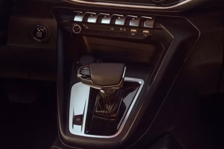 Động cơ kết hợp với hộp số sàn 6 cấp hoặc hộp số tự động, có sẵn với hệ dẫn động RWD hoặc 4WD. Tiếp đến là động cơ xăng tăng áp 2.4L 4 xi-lanh cho công suất 207 mã lực và mô-men xoắn 320 Nm. Động cơ này cũng có hai tùy chọn hộp số, nhưng chỉ có hệ dẫn động RWD.