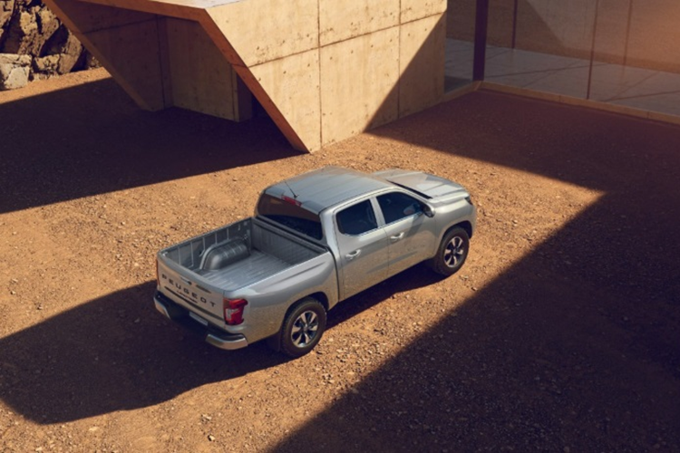 Về trang bị an toàn, xe sở hữu các tính năng hỗ trợ lái như: phanh khẩn cấp tự động, kiểm soát hành trình thích ứng với chức năng dừng và đi, giám sát điểm mù và hệ thống phanh đĩa ở phía sau... Hiện mức giá xe Peugeot Landtrek 2025 vẫn chưa công bố.