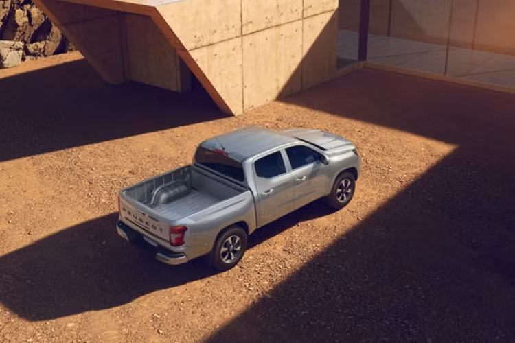 Về trang bị an toàn, xe sở hữu các tính năng hỗ trợ lái như: phanh khẩn cấp tự động, kiểm soát hành trình thích ứng với chức năng dừng và đi, giám sát điểm mù và hệ thống phanh đĩa ở phía sau... Hiện mức giá xe Peugeot Landtrek 2025 vẫn chưa công bố.