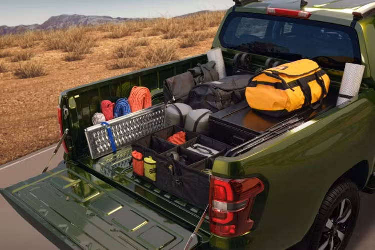 Peugeot Landtrek được cung cấp đến 4 chế độ lái: Bình thường, Thể thao, Tuyết và Cát cùng với hệ thống lái trợ lực điện.