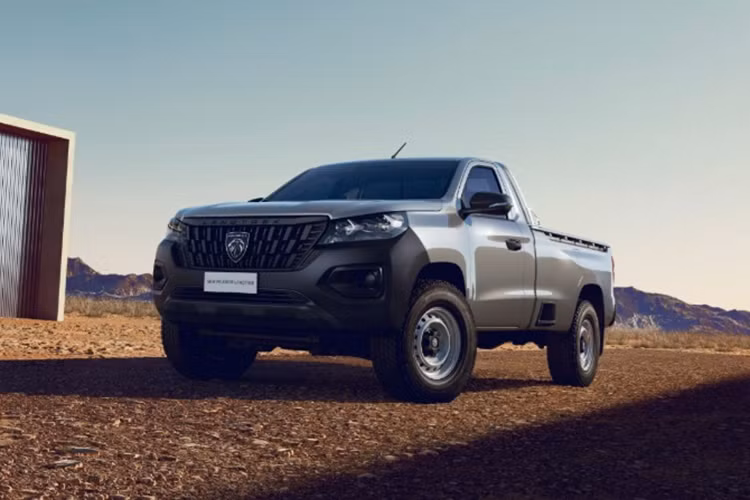 Theo đó, Peugeot Landtrek 2025 mới sở hữu thiết kế đã được tinh chỉnh so với bản tiền nhiệm. Đầu xe gây ấn tượng với lưới tản nhiệt cỡ lớn, màu đen khỏe khoắn, đi cùng logo Peugeot mới lạ hơn. Thay vì tên thương hiệu “sư tử Pháp” thì phía trên logo giờ đây lại được thay thế bằng tên xe Landtrek.