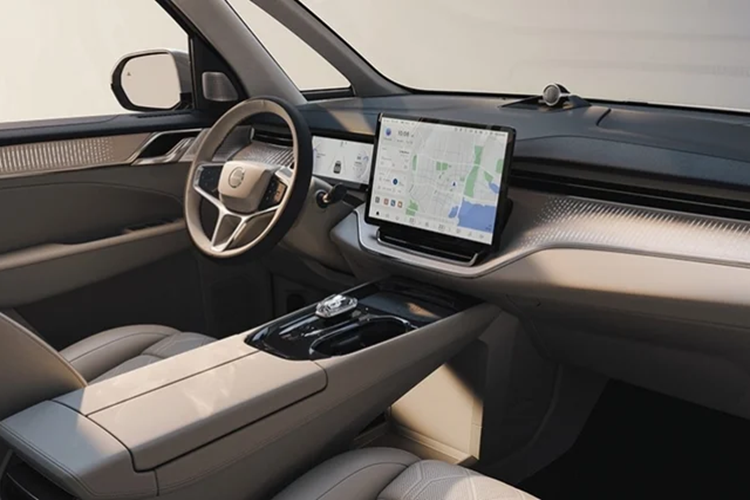 Các thông số này mang đến không gian nội thất thoáng đãng và thoải mái cho 6 hành khách. Tương tự nét đặc trưng bên ngoài, không gian bên trong Volvo EM90 cũng đậm chất sang trọng và tinh tế của phong cách Bắc Âu Scandinavia. Trụ A có góc mở lớn, tăng tầm nhìn và giảm điểm mù cho người lái.