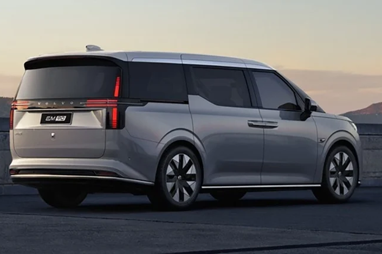 Đầu tiên là cụm đèn pha và đèn hậu tạo hình T-Shaped, cùng với thiết kế la-zăng 2 tông màu kiểu Diamond Cut. Đi kèm là tùy chọn kích thước la-zăng từ 19-20 inch, kết hợp cùng 4 màu sắc ngoại thất. Kích thước tổng thể DxRxC của Volvo EM90 lần lượt là 5.206 x 2.024 x 1.859 (mm). Chiều dài cơ sở khá lớn với 3.205 mm.