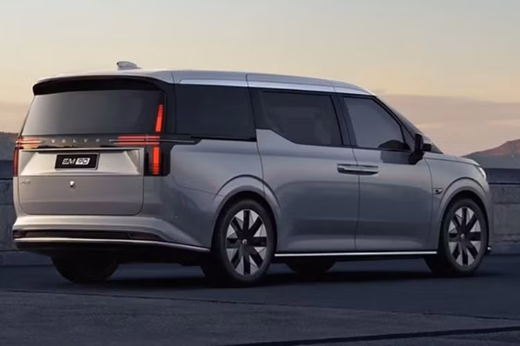 Đầu tiên là cụm đèn pha và đèn hậu tạo hình T-Shaped, cùng với thiết kế la-zăng 2 tông màu kiểu Diamond Cut. Đi kèm là tùy chọn kích thước la-zăng từ 19-20 inch, kết hợp cùng 4 màu sắc ngoại thất. Kích thước tổng thể DxRxC của Volvo EM90 lần lượt là 5.206 x 2.024 x 1.859 (mm). Chiều dài cơ sở khá lớn với 3.205 mm.