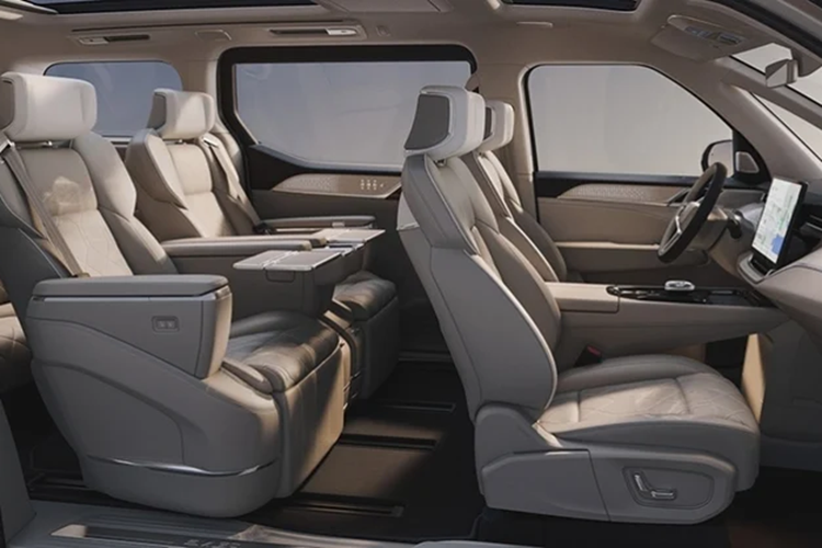 Bảng điều khiển được tối giản và tích hợp nhiều tiện ích bên trong màn hình cảm ứng trung tâm 15,4 inch. Màn hình trang bị này bộ xử lý từ Snapdragon hỗ trợ kết nối 5G và đi kèm hệ thống âm thanh Bowers &amp; Wilkins 21 loa.