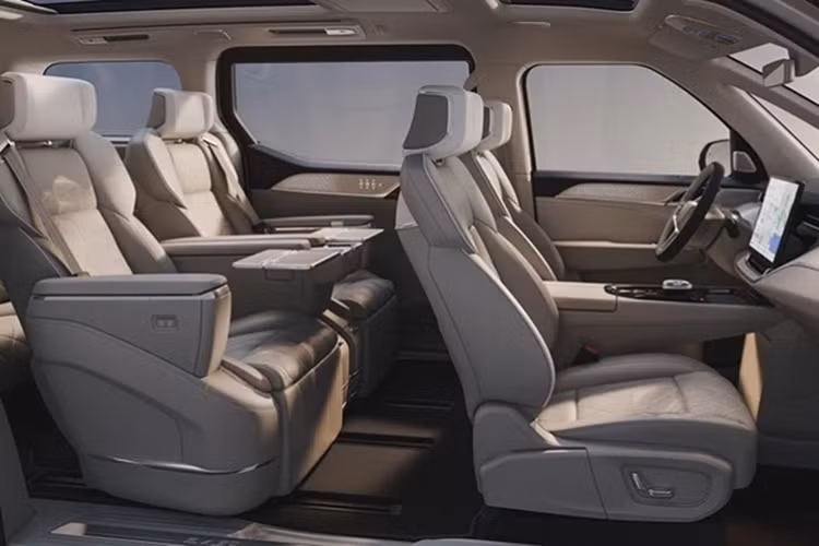 Bảng điều khiển được tối giản và tích hợp nhiều tiện ích bên trong màn hình cảm ứng trung tâm 15,4 inch. Màn hình trang bị này bộ xử lý từ Snapdragon hỗ trợ kết nối 5G và đi kèm hệ thống âm thanh Bowers &amp; Wilkins 21 loa.