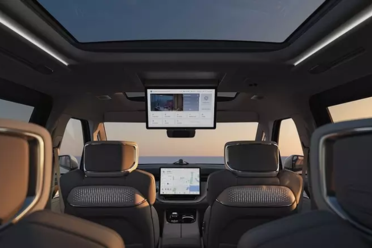 Volvo EM90 trang bị đầy đủ gói an toàn chủ động với hơn 30 tính năng khác nhau. Kết hợp làm việc của 12 cảm biến Ultrasonic và radar sóng Millimetre.