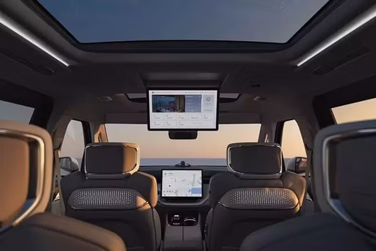 Volvo EM90 trang bị đầy đủ gói an toàn chủ động với hơn 30 tính năng khác nhau. Kết hợp làm việc của 12 cảm biến Ultrasonic và radar sóng Millimetre.