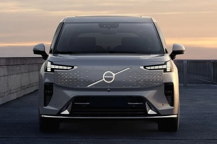 Khoang nội thất Volvo EM90 cao cấp với 6 ghế ngồi Premium-style, trong đó, hàng ghế thứ hai ứng dụng công nghệ không trọng lực Zero Gravity Cushions với 6 lớp foam và bọc da, qua đó mang lại sự thoải mái và hạn chế tối đa tác động rung rần của cabin lên hành khách.