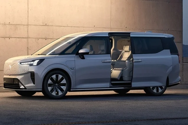 Mẫu xe MPV điện Volvo EM90 chia sẻ khá nhiều thiết kế từ Zeekr 009 đặc biệt là phần mui xe kéo dài về sau. Điểm chung còn đến từ thiết kế kính chắn gió trước sau, khung cửa sổ và khoang hành khách thứ ba từ phía sau trụ C. Tuy nhiên Volvo EM90 vẫn duy trì những thiết kế đặc trưng thương hiệu Thụy Điển.