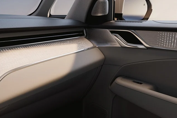 Trang bị cao cấp còn bao gồm mui kính toàn cảnh Panorama Glass Roof, bàn làm việc cá nhân xếp gọn và màn hình giải trí ốp trần 15,6 inch. Ngoài ra, hàng ghế thứ hai còn được trang bị công tắc điều chỉnh điện cho cửa sổ, rèm che nắng, điều hòa nhiệt độ với chức năng ion hóa khử khuẩn và bộ lọc không khí hạn chế đến 95% bụi mịn PM2.5.