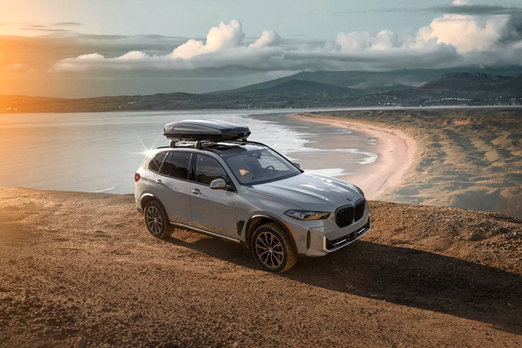 BMW X5 Silver Anniversary Edition dựa trên nền cấu hình xDrive40i nên vận hành bằng động cơ xăng B58 TwinPower Turbo với 6 xy-lanh thẳng hàng 3.0L, công suất 340 mã lực, hộp số tự động 8 cấp Steptronic.