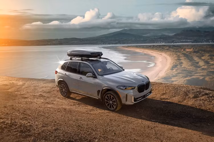 BMW X5 Silver Anniversary Edition dựa trên nền cấu hình xDrive40i nên vận hành bằng động cơ xăng B58 TwinPower Turbo với 6 xy-lanh thẳng hàng 3.0L, công suất 340 mã lực, hộp số tự động 8 cấp Steptronic.
