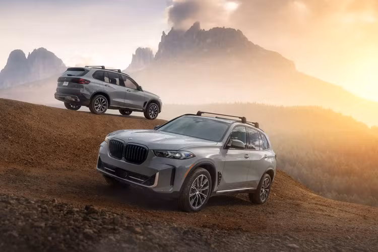 Cách đây đúng 25 năm, chiếc BMW X5 thế hệ đầu tiên (tên mã E53) đã ra đời, cũng chính là mẫu xe gầm cao SAV X-Series đầu tiên của hãng xe xứ Bavaria, từ đó mở ra kỷ nguyên mới nhiều thành công vang dội.