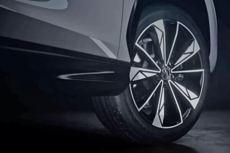 Ngoại trừ việc có thêm cánh lướt gió thì khu vực đuôi xe cũng giống hệt so với mẫu Roewe RX5.