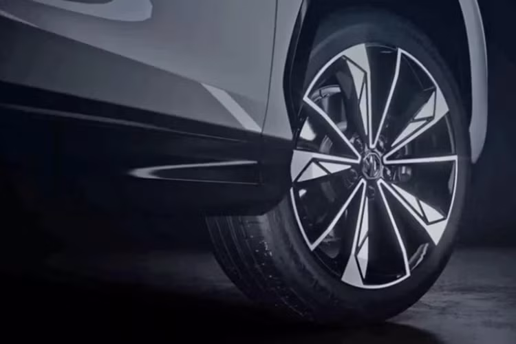 Ngoại trừ việc có thêm cánh lướt gió thì khu vực đuôi xe cũng giống hệt so với mẫu Roewe RX5.