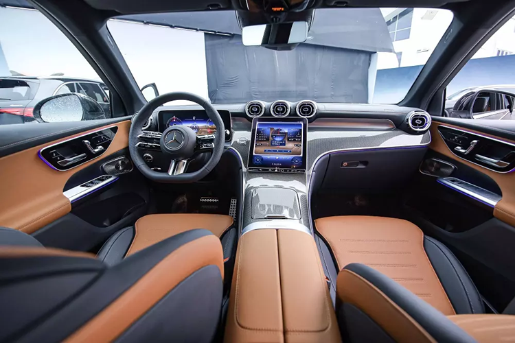 Theo đó, Mercedes-Benz GLC 300 4Matic 2025 mới sẽ có thêm màn hình hiển thị thông tin kính lái HUD để hỗ trợ vận hành. Trang bị này khiến giá bán của GLC 300 4Matic tăng 40 triệu đồng lên 2,839 tỷ đồng.