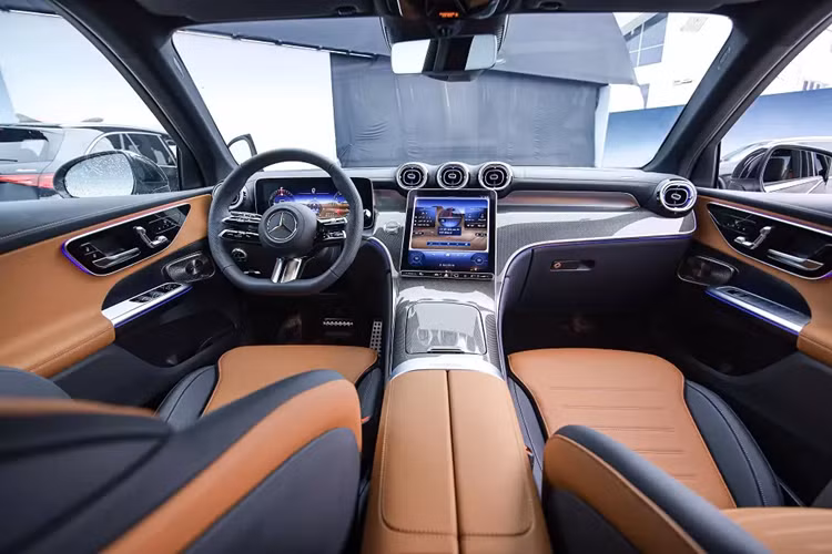 Theo đó, Mercedes-Benz GLC 300 4Matic 2025 mới sẽ có thêm màn hình hiển thị thông tin kính lái HUD để hỗ trợ vận hành. Trang bị này khiến giá bán của GLC 300 4Matic tăng 40 triệu đồng lên 2,839 tỷ đồng.