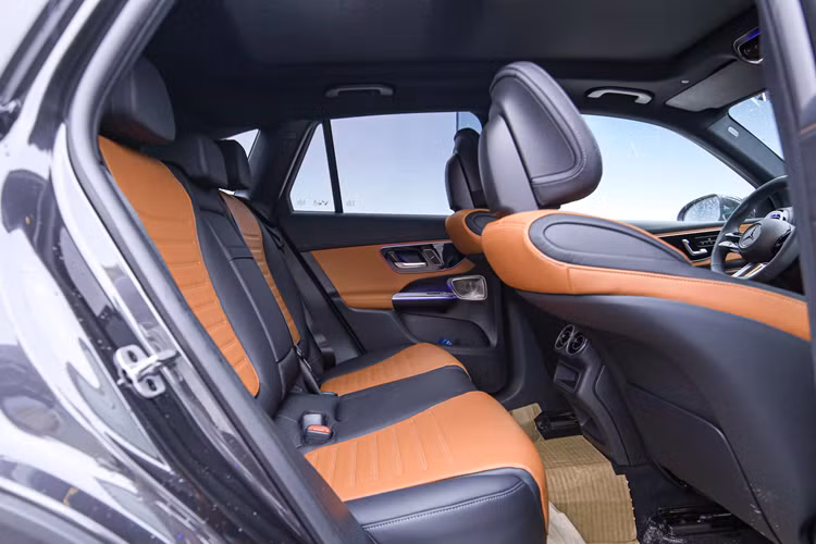 Bên cạnh đó là những trang bị tương tự bản tiêu chuẩn như đèn LED ban ngày, đèn sương mù trước, đèn hậu LED, đèn chào mừng, gương chiếu hậu chỉnh điện/gập điện/tích hợp đèn báo rẽ/nhớ 3 vị trí, gạt mưa tự động, cửa cốp đóng/mở chỉnh điện, ăng ten vây cá, baga nóc ốp nhôm bóng, bậc lên xuống bằng hợp kim nhôm và ống xả kép mạ crôm.