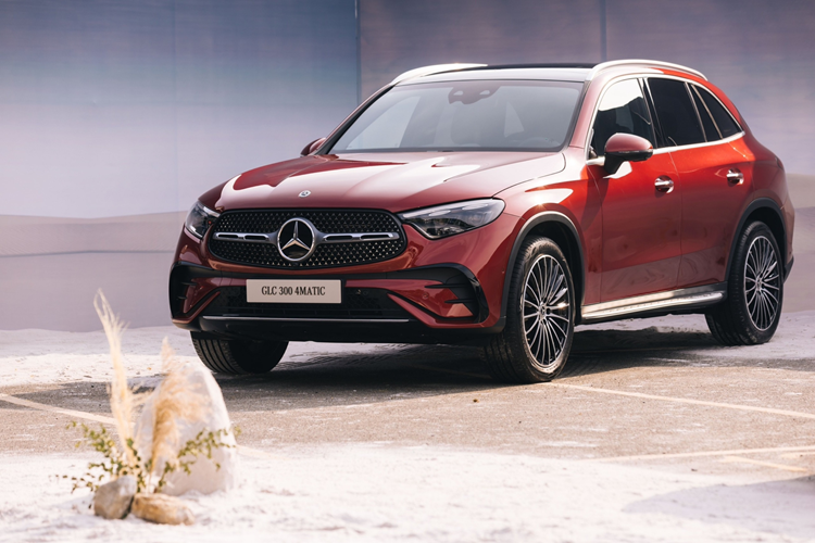 Nằm bên dưới nắp ca-pô của Mercedes-Benz GLC 300 4Matic là động cơ xăng 4 xi-lanh thẳng hàng, tăng áp, dung tích 2.0L với sự hỗ trợ của công nghệ mild hybrid 48V. Động cơ cho công suất tối đa 258 mã lực và mô-men xoắn cực đại 400 Nm.