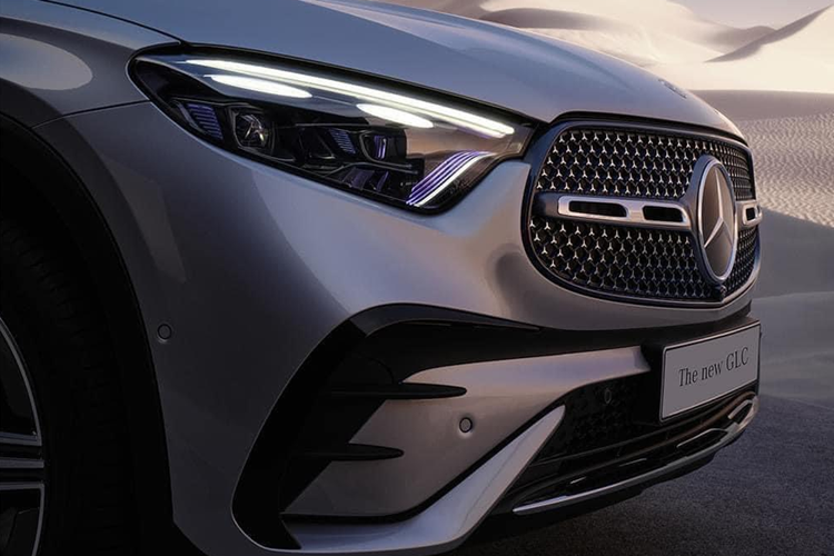 Trang bị an toàn của GLC 300 4Matic cũng đầy đủ với camera 360 độ, 6 túi khí, phanh tay điện tử, phanh đĩa đục lỗ, hệ thống bảo vệ chủ động Pre-Safe, bảo vệ va chạm bên hông Pre-Safe Impulse Side, chức năng hỗ trợ tự động điều chỉnh pha/cốt, hỗ trợ giữ khoảng cách chủ động Distronic