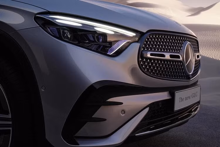 Trang bị an toàn của GLC 300 4Matic cũng đầy đủ với camera 360 độ, 6 túi khí, phanh tay điện tử, phanh đĩa đục lỗ, hệ thống bảo vệ chủ động Pre-Safe, bảo vệ va chạm bên hông Pre-Safe Impulse Side, chức năng hỗ trợ tự động điều chỉnh pha/cốt, hỗ trợ giữ khoảng cách chủ động Distronic