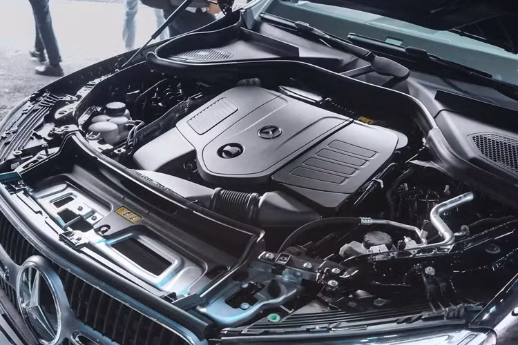 Ngoài ra, Mercedes-Benz GLC 300 4Matic còn sở hữu ghế bọc da phối 2 màu, ghế trước chỉnh điện/sưởi ấm/nhớ 3 vị trí, bảng đồng hồ kỹ thuật số với màn hình LCD 12,3 inch, màn hình cảm ứng trung tâm 11,9 inch, kết nối Android Auto/Apple CarPlay không dây