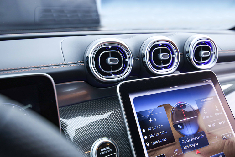 Bên trong xe, mẫu xe SUV hạng sang Mercedes-Benz GLC 300 4Matic cũng tạo cảm giác thể thao hơn nhờ ốp dạng vân sợi kim loại và vô lăng vát đáy. Trang bị của bản này cũng cao cấp hơn với cửa sổ trời toàn cảnh Panorama và hệ thống âm thanh Burmester 3D 15 loa, công suất 710W.