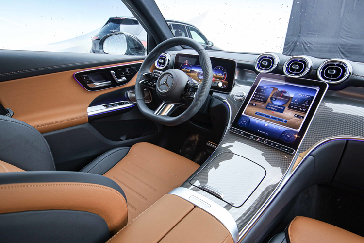 Ngoài màn hình HUD mới, Mercedes-Benz GLC 300 4Matic không có gì thay đổi. Ở phiên bản cao cấp nhất, Mercedes-Benz GLC sở hữu gói phụ kiện AMG Line, lưới tản nhiệt với những ngôi sao nhỏ mạ crôm bên trong, đèn pha Digital Light hiện đại hơn, thiết kế cản trước/sau thể thao hơn và vành hợp kim 20 inch.