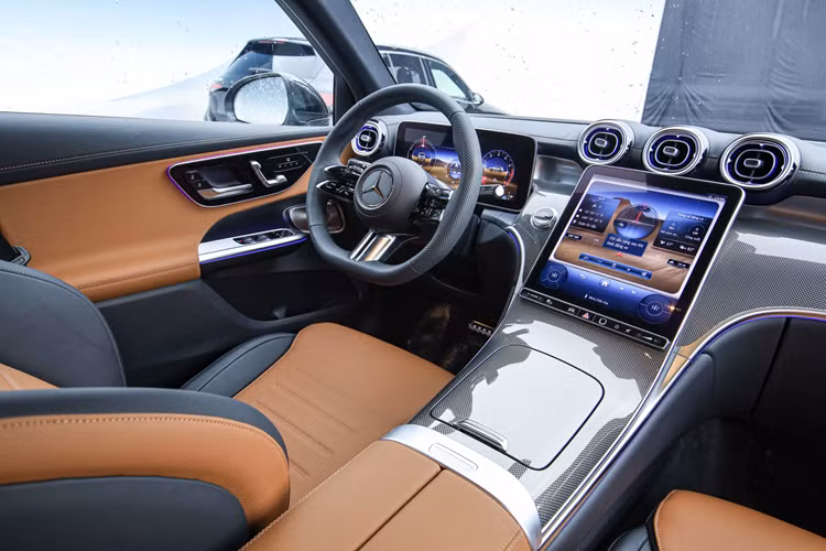 Ngoài màn hình HUD mới, Mercedes-Benz GLC 300 4Matic không có gì thay đổi. Ở phiên bản cao cấp nhất, Mercedes-Benz GLC sở hữu gói phụ kiện AMG Line, lưới tản nhiệt với những ngôi sao nhỏ mạ crôm bên trong, đèn pha Digital Light hiện đại hơn, thiết kế cản trước/sau thể thao hơn và vành hợp kim 20 inch.