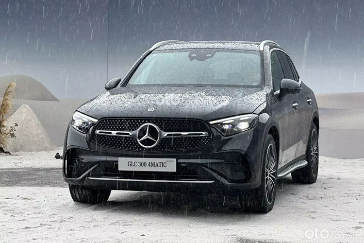 Sức mạnh được truyền tới cả 4 bánh thông qua hộp số tự động 9 cấp (9G-Tronic). Thêm vào đó là 5 chế độ lái, bao gồm Comfort, Eco, Sport, Individual và Off-road. Điểm nhấn còn lại của GLC 300 4Matic nằm ở công nghệ nắp ca-pô trong suốt (Transparent Bonnet) kết hợp với camera 360 độ và hệ thống treo Agility Control.