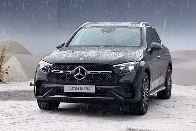 Sức mạnh được truyền tới cả 4 bánh thông qua hộp số tự động 9 cấp (9G-Tronic). Thêm vào đó là 5 chế độ lái, bao gồm Comfort, Eco, Sport, Individual và Off-road. Điểm nhấn còn lại của GLC 300 4Matic nằm ở công nghệ nắp ca-pô trong suốt (Transparent Bonnet) kết hợp với camera 360 độ và hệ thống treo Agility Control.