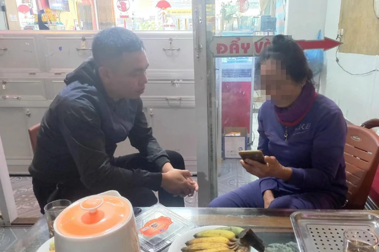 Chủ tiệm vàng nhanh trí giúp khách hàng không bị lừa 76,5 triệu Chu tiem vang nhanh tri giup khach hang khong bi lua 76,5 trieu