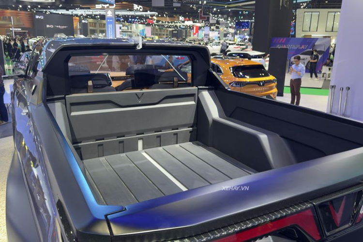 Về nội thất, bản concept VF Wild được trang bị vô lăng hai chấu, tích hợp cụm phím bấm chức năng. Màn hình đa chức năng được đặt chính giữa mặt taplo, nhiều khả năng sẽ được tích hợp cả hệ thống giải trí và các chức năng cài đặt vận hành.