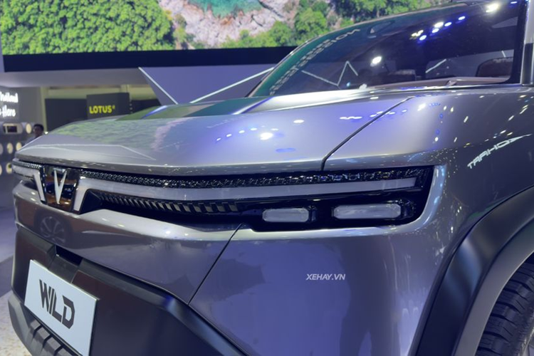 Xe không có gương bên truyền thống mà có camera bên tối ưu khí động học, hình ảnh truyền về từ thiết bị này được hiển thị trên 2 màn hình đặt 2 góc táp lô. Đặc biệt, xe còn được trang bị cả hai màn hình giải trí phục vụ khách hàng ở hàng ghế thứ hai.