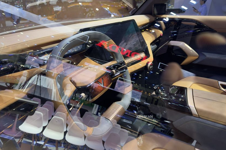 Lấy cảm hứng từ hình ảnh chiếc áo choàng của siêu anh hùng bay trong gió, các kỹ sư đã sáng tạo nên ngôn ngữ thiết kế “Sức mạnh của Dòng chảy” đặc biệt dành riêng cho VF Wild. Điểm nhấn của mẫu bán tải này nằm ở thiết kế cụm đèn pha và đèn hậu hình chữ V cách điệu, lấy cảm hứng từ chính logo của hãng xe.