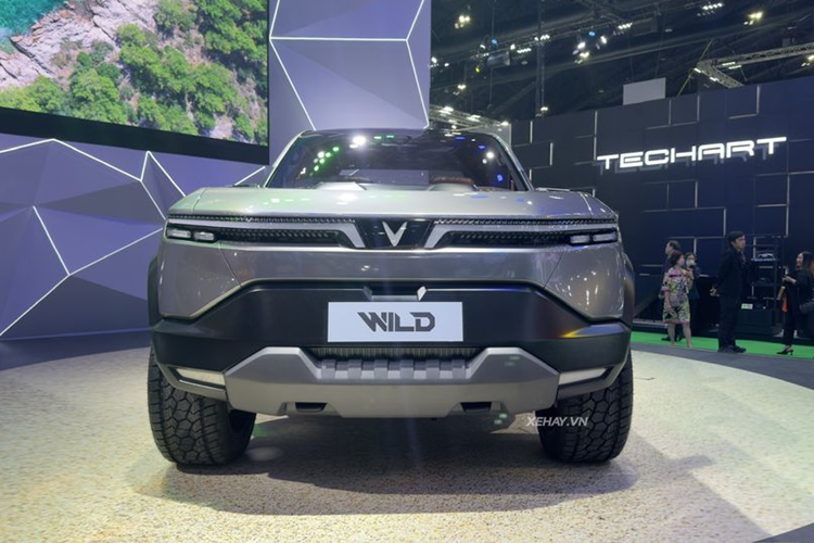 Khu vực thùng xe bán tải điện VinFast VF Wild có chiều dài tiêu chuẩn là 1.524 mm, nhưng có thể tăng tối đa lên mức 2.438 mm nhờ tính năng gập tự động của kính chắn gió và hàng ghế sau.