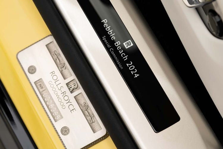 Dựa trên nền tảng Architecture of Luxury, Spectre sở hữu bộ pin dung tích 102 kWh, sức mạnh đến từ 2 mô tơ điện sản sinh tổng công suất 584 mã lực và mô-men xoắn 900 Nm, từ đây mẫu xe sở hữu khả năng tăng tốc từ 0-100 km/h trong 4,4 giây.