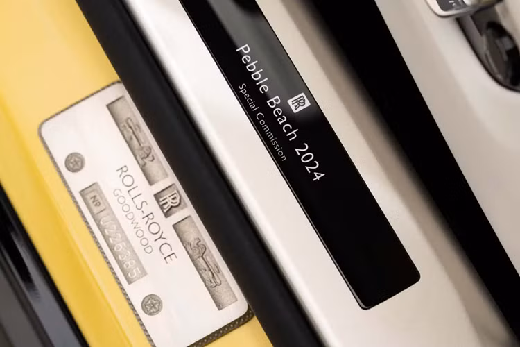 Dựa trên nền tảng Architecture of Luxury, Spectre sở hữu bộ pin dung tích 102 kWh, sức mạnh đến từ 2 mô tơ điện sản sinh tổng công suất 584 mã lực và mô-men xoắn 900 Nm, từ đây mẫu xe sở hữu khả năng tăng tốc từ 0-100 km/h trong 4,4 giây.